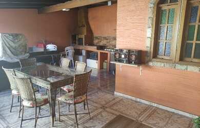 Imagem: A casa possui 4 Dormitórios, 3 Banheiros, 4 Vagas na garagem