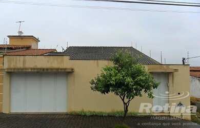 Imagem: A casa possui 3 Dormitórios, 2 Banheiros, 4 Vagas na garagem