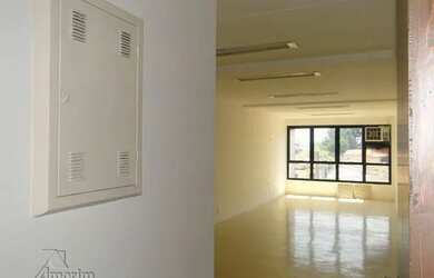 Imagem: O depósito possui 1 Vaga na garagem, 33m² de Área e está