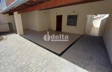 Imagem: A casa possui 3 Dormitórios, 1 Banheiro, 5 Vagas na garagem