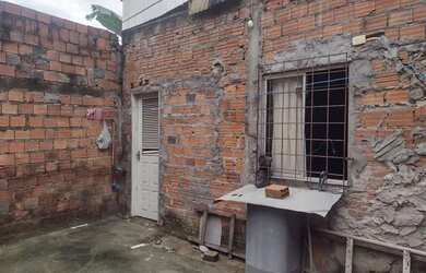 Imagem: A casa possui 1 Dormitório, 1 Banheiro, 1 Vaga na garagem