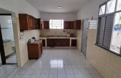 Imagem: A casa possui 4 Dormitórios, 3 Banheiros, 3 Vagas na garagem