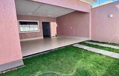 Imagem: A casa possui 3 Dormitórios, 1 Banheiro, 2 Vagas na garagem