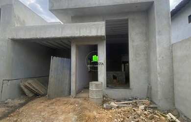 Imagem: A casa possui 3 Dormitórios, 2 Banheiros, 2 Vagas na garagem