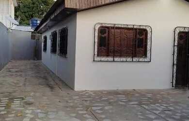 Imagem: A casa possui 3 Dormitórios, 2 Banheiros e está localizado