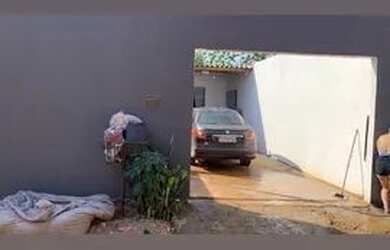 Imagem: A casa possui 2 Dormitórios, 2 Banheiros, 3 Vagas na garagem