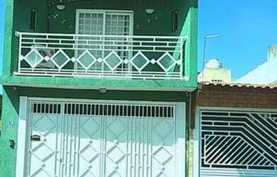 Imagem: A casa possui 3 Dormitórios, 3 Banheiros, 2 Vagas na garagem