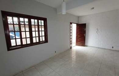 Imagem: A casa possui 3 Dormitórios, 2 Banheiros, 1 Vaga na garagem