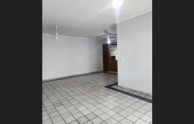 Imagem: O apartamento possui 3 Dormitórios, 1 Banheiro, 1 Vaga na garagem