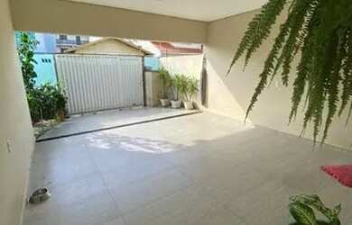 Imagem: A casa possui 3 Dormitórios, 2 Banheiros, 2 Vagas na garagem