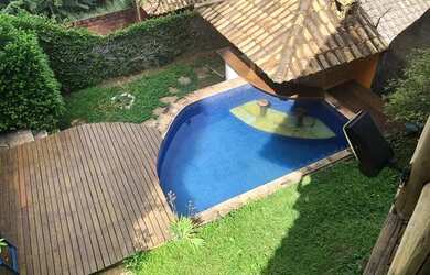 Imagem: A casa possui 4 Dormitórios, 3 Banheiros, 1 Vaga na garagem