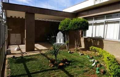 Imagem: A casa possui 4 Dormitórios, 4 Banheiros, 360m² de Área e