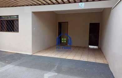 Imagem: A casa possui 3 Dormitórios, 2 Banheiros, 2 Vagas na garagem