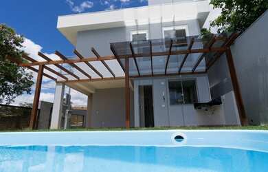 Imagem: A casa e possui 3 Dormitórios, Suítes, 2 Banheiros, 2 Vagas