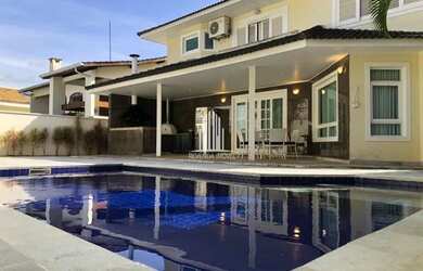 Imagem: A casa em condomínio possui 4 Dormitórios, 5 Banheiros, 5