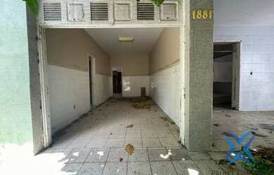 Imagem: A casa possui 5 Dormitórios, 4 Banheiros, 4 Vagas na garagem