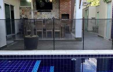 Imagem: A casa possui 3 Dormitórios, 3 Banheiros, 1 Vaga na garagem