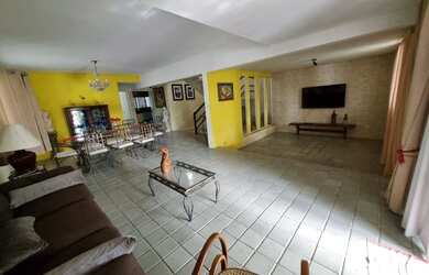 Imagem: A casa possui 5 Dormitórios, 5 Banheiros, 4 Vagas na garagem