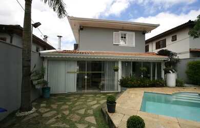 Imagem: A casa possui 4 Dormitórios, 4 Banheiros, 2 Vagas na garagem