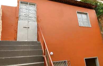 Imagem: A casa possui 2 Dormitórios, 1 Banheiro, Varanda e está localizado