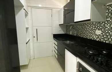 Imagem: O apartamento possui 3 Dormitórios, 1 Banheiro, 1 Vaga na garagem