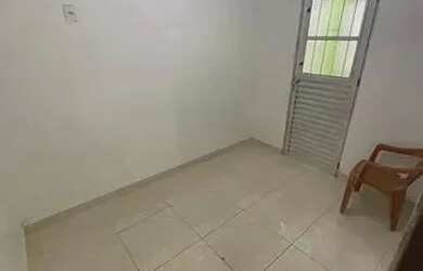 Imagem: A casa possui 2 Dormitórios, 1 Banheiro, 1 Vaga na garagem
