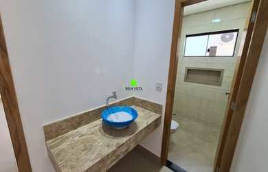 Imagem: A casa possui 3 Dormitórios, 2 Banheiros, 2 Vagas na garagem