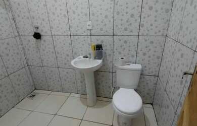 Imagem: A casa possui 3 Dormitórios e 1 Banheiro e está localizado