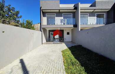 Imagem: A casa possui 4 Dormitórios, 3 Banheiros, 5 Vagas na garagem