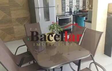 Imagem: A casa possui 4 Dormitórios, 5 Banheiros, 1 Vaga na garagem