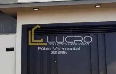 Imagem: A casa possui 3 Dormitórios, 2 Banheiros, 2 Vagas na garagem