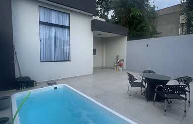 Imagem: A casa em condomínio possui 3 Dormitórios, 1 Banheiro, 2 Vagas