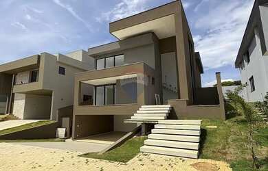 Imagem: A casa em condomínio possui 4 Dormitórios, 4 Banheiros, 4