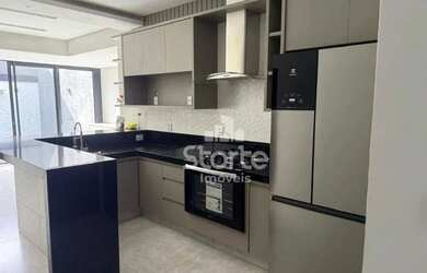 Imagem: A casa possui 3 Dormitórios, 4 Banheiros, 4 Vagas na garagem