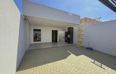 Imagem: A casa possui 3 Dormitórios, 2 Banheiros, 2 Vagas na garagem