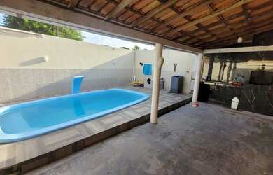 Imagem: A casa possui 3 Dormitórios, Acomodam 10 pessoas, 4 Vagas na