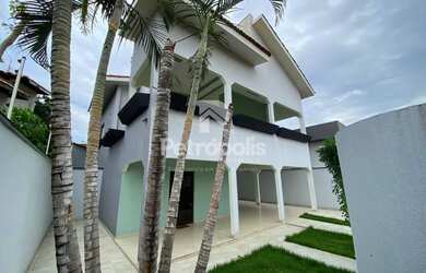 Imagem: A casa possui 4 Dormitórios, 3 Banheiros, 3 Vagas na garagem