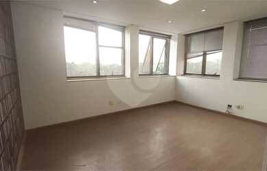 Imagem: O depósito possui 2 Vagas na garagem e 120m² de Área e está