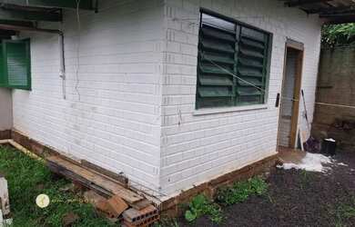 Imagem: A casa possui 1 Dormitório, 1 Banheiro, 1 Vaga na garagem