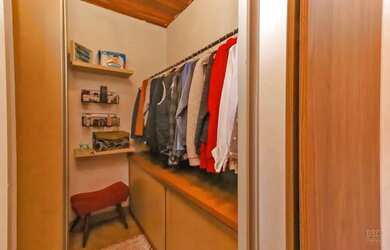 Imagem 4: Casa em Hípica. Piscina, Churrasqueira, VarandaeGuarda roupa