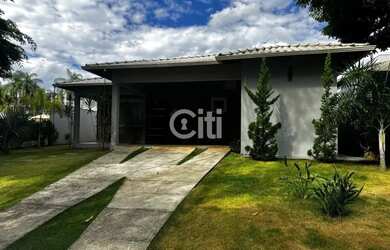 Imagem: A casa em condomínio possui 5 Dormitórios, 1 Banheiro, 2 Vagas