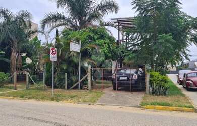 Imagem: A casa possui 4 Dormitórios, 4 Banheiros, 4 Vagas na garagem