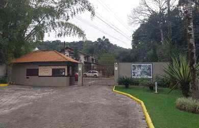 Imagem: A casa possui 3 Dormitórios, 2 Banheiros, 2 Vagas na garagem