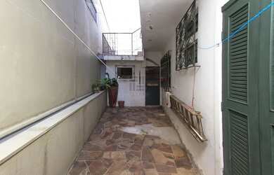 Imagem: A casa possui 4 Dormitórios, 5 Banheiros, 2 Vagas na garagem