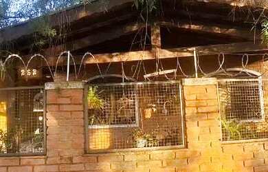 Imagem: A casa possui 3 Dormitórios, 3 Banheiros, 4 Vagas na garagem