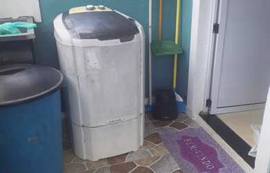 Imagem: A casa possui 2 Dormitórios e 1 Banheiro e está localizado