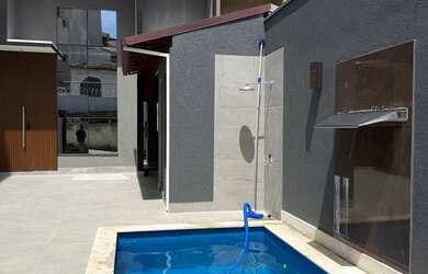 Imagem: A casa possui 3 Dormitórios, 3 Banheiros, 2 Vagas na garagem