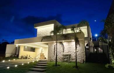 Imagem: A casa em condomínio e possui 4 Dormitórios, Suítes, 4 Banheiros