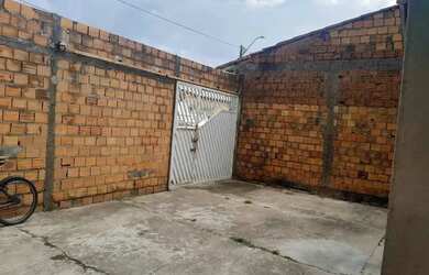 Imagem: A casa possui 2 Dormitórios, 1 Banheiro, 2 Vagas na garagem