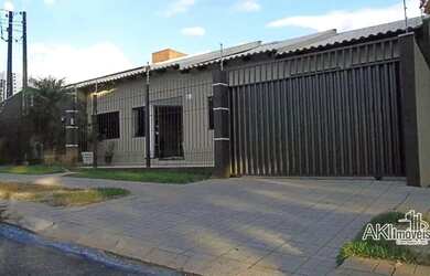 Imagem: A casa possui 4 Dormitórios, 3 Banheiros, 2 Vagas na garagem